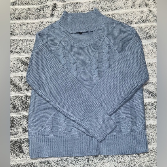 Steve Madden sweater with a mock neck, a cutout, and a cable knit pattern. Sz S - Picture 3 of 5